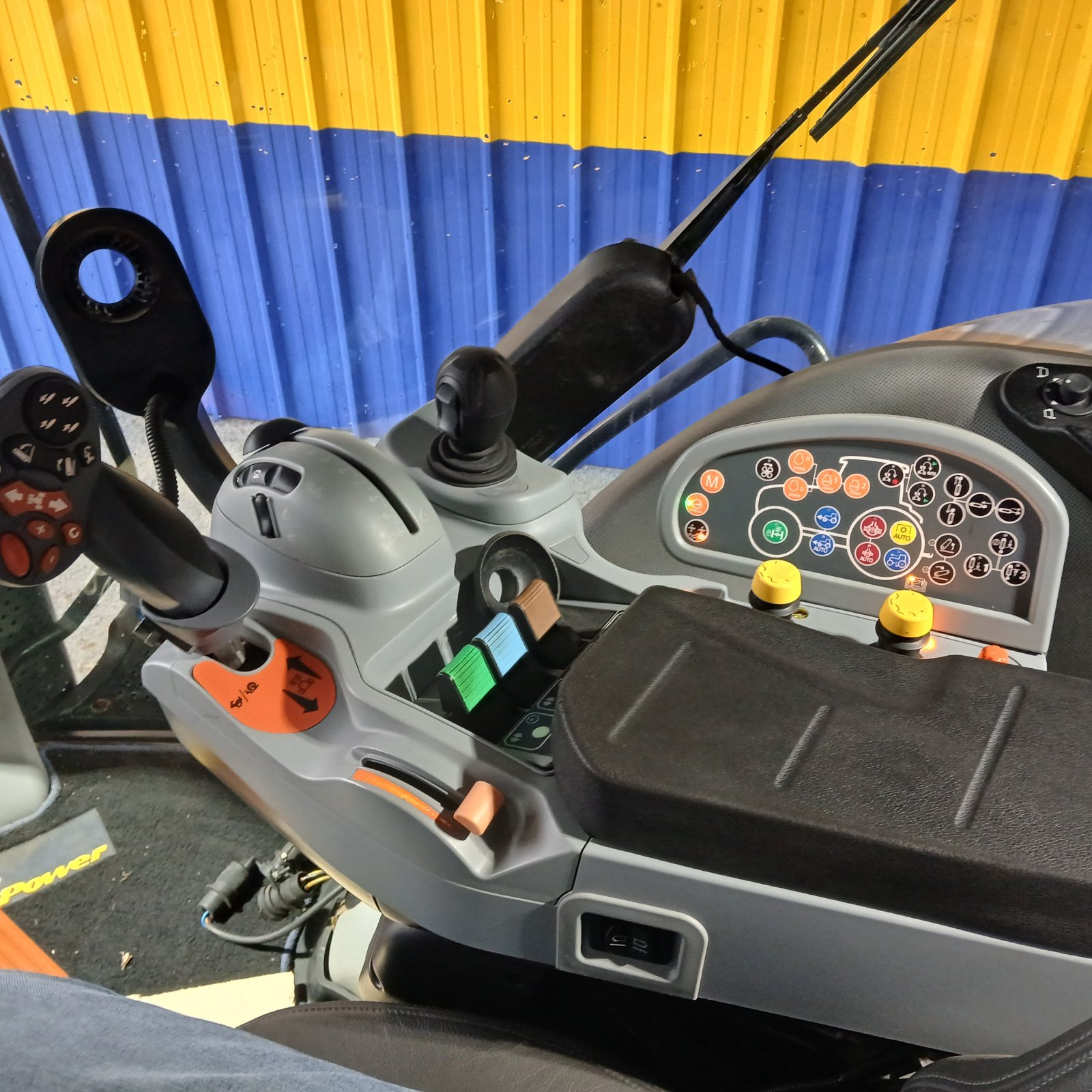 Traktor del tipo New Holland T8.410, Gebrauchtmaschine In HERLIN LE SEC (Immagine 6)