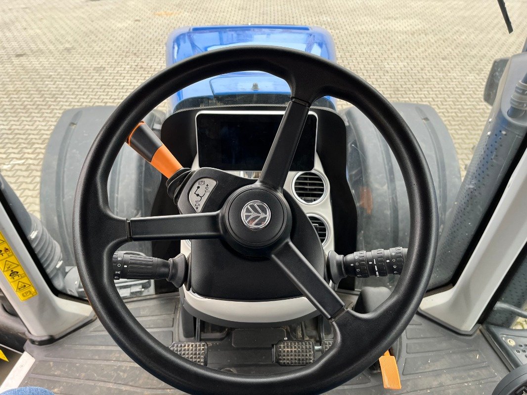 Traktor от тип New Holland T8.435 UC, Gebrauchtmaschine в Ebersbach (Снимка 9)