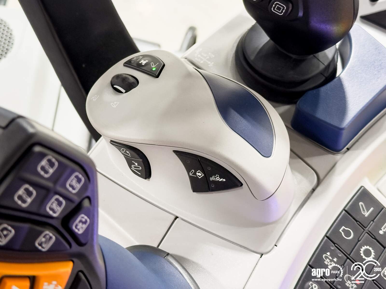 Traktor типа New Holland T8.435 Ultra Command 21/5 50 km/h, axle suspension, cab suspension, IntelliSteer, air brake, Michelin, 6 pair of SCVs, LED, Gebrauchtmaschine в Csengele (Фотография 13)