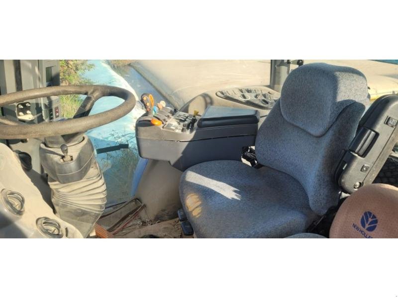 Traktor типа New Holland TG230, Gebrauchtmaschine в BRAY en Val (Фотография 4)