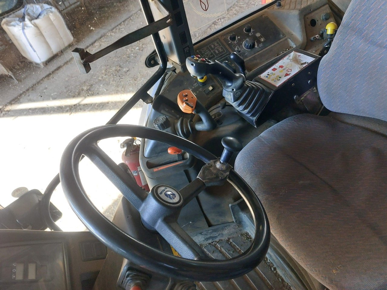 Traktor typu New Holland TM 120, Gebrauchtmaschine v Combrand (Obrázek 4)