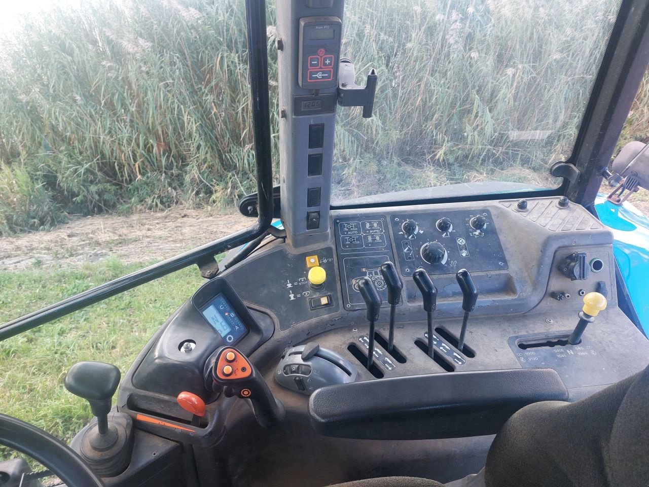 Traktor типа New Holland TM 135, Gebrauchtmaschine в Ouderkerk aan den IJssel (Фотография 9)