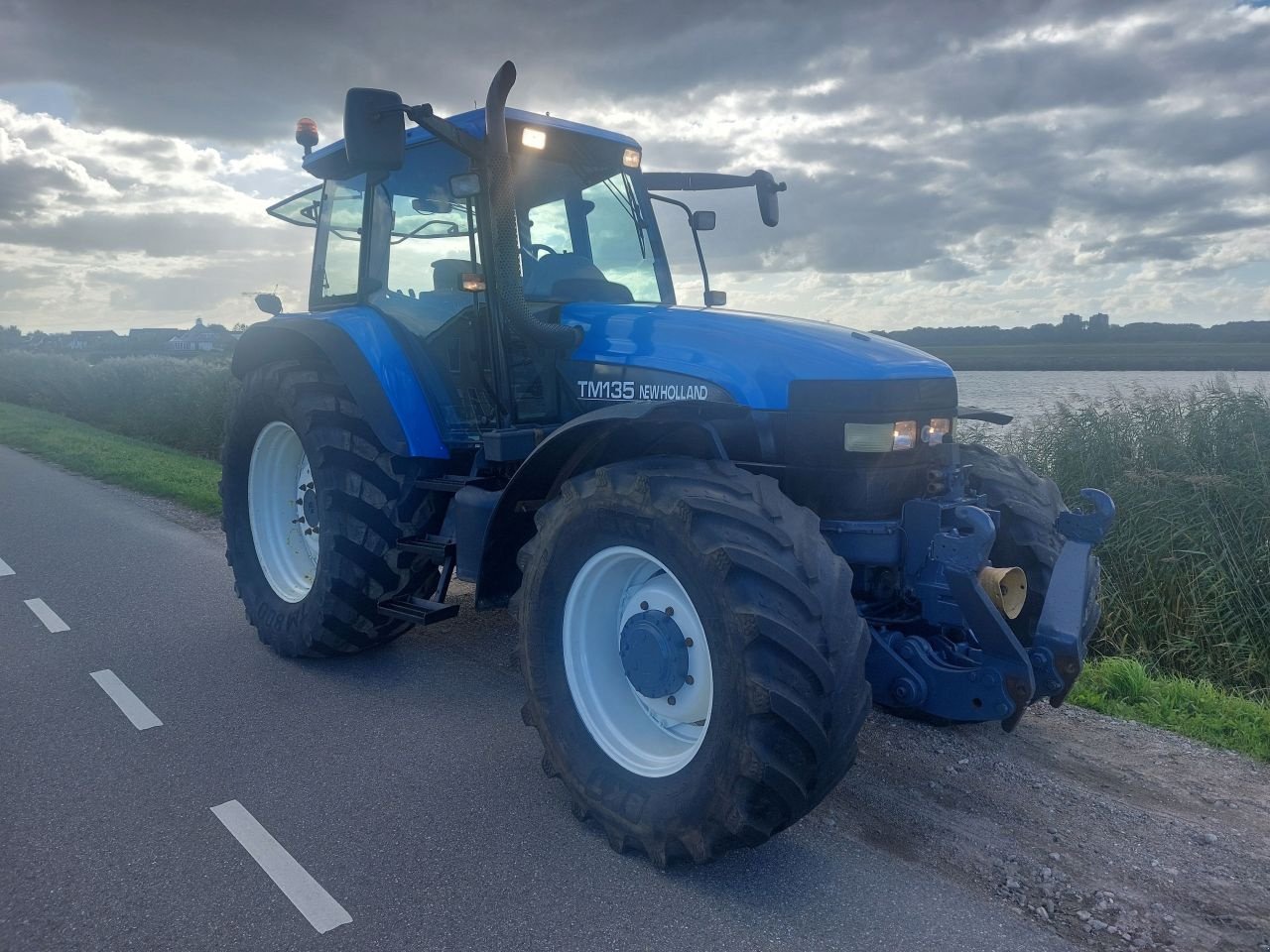 Traktor типа New Holland TM 135, Gebrauchtmaschine в Ouderkerk aan den IJssel (Фотография 2)
