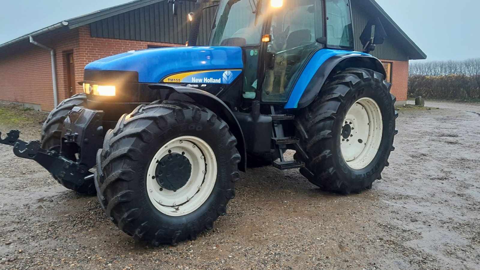 Traktor typu New Holland TM 155 Range Comand med frontlift Super Steer lige klar til sneen med sneplov eller andet, Gebrauchtmaschine w Skive (Zdjęcie 1)