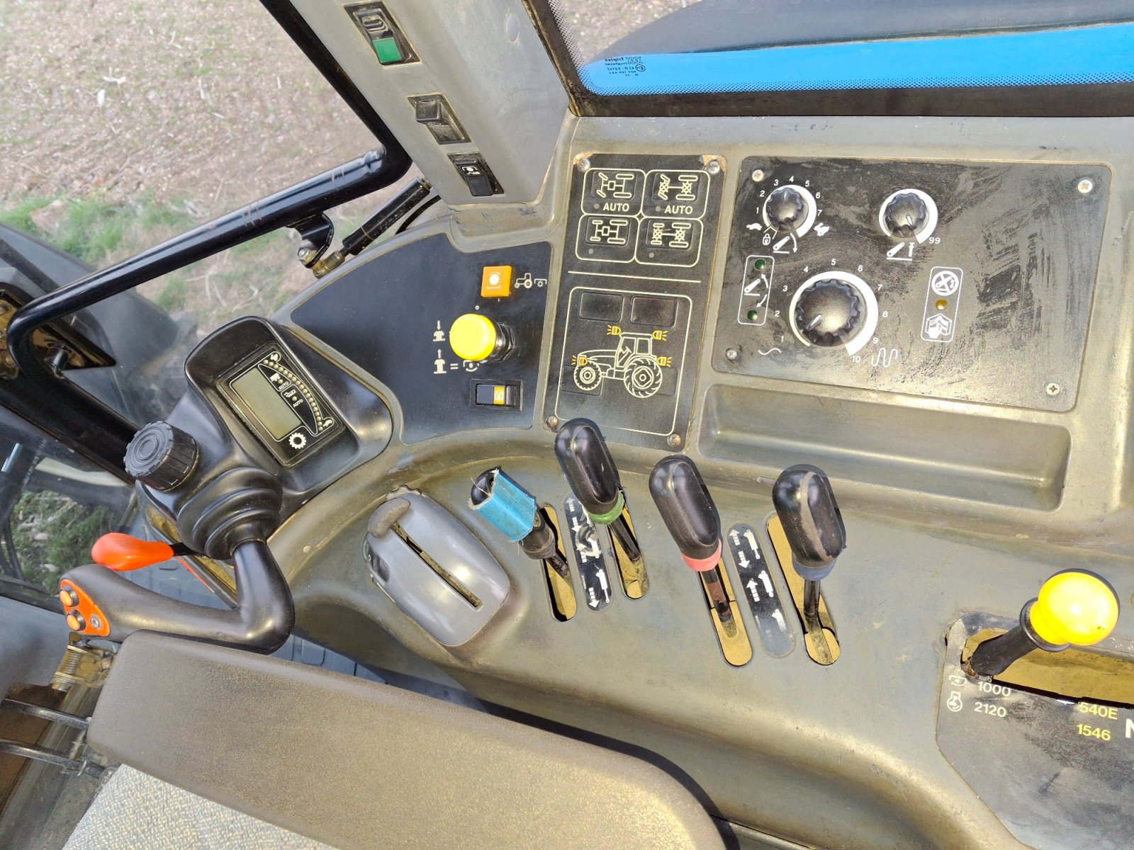 Traktor типа New Holland TM 165, Gebrauchtmaschine в Vilsbiburg (Фотография 9)