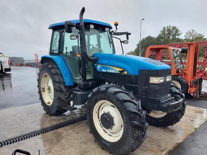 Traktor of the type New Holland TM130, Gebrauchtmaschine in CHATEAUBRIANT CEDEX (Picture 1)