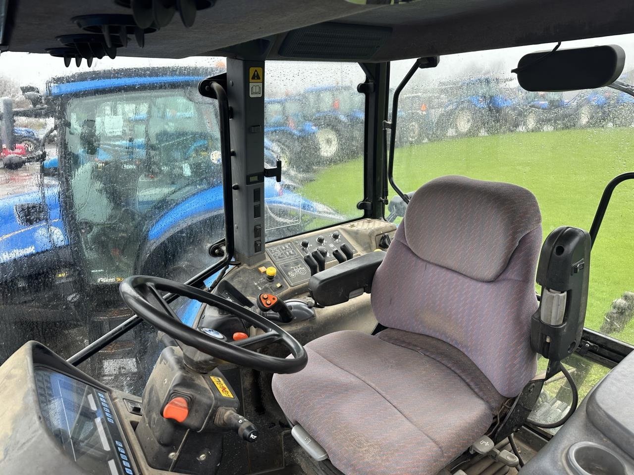 Traktor des Typs New Holland TM165, Gebrauchtmaschine in Hadsten (Bild 4)