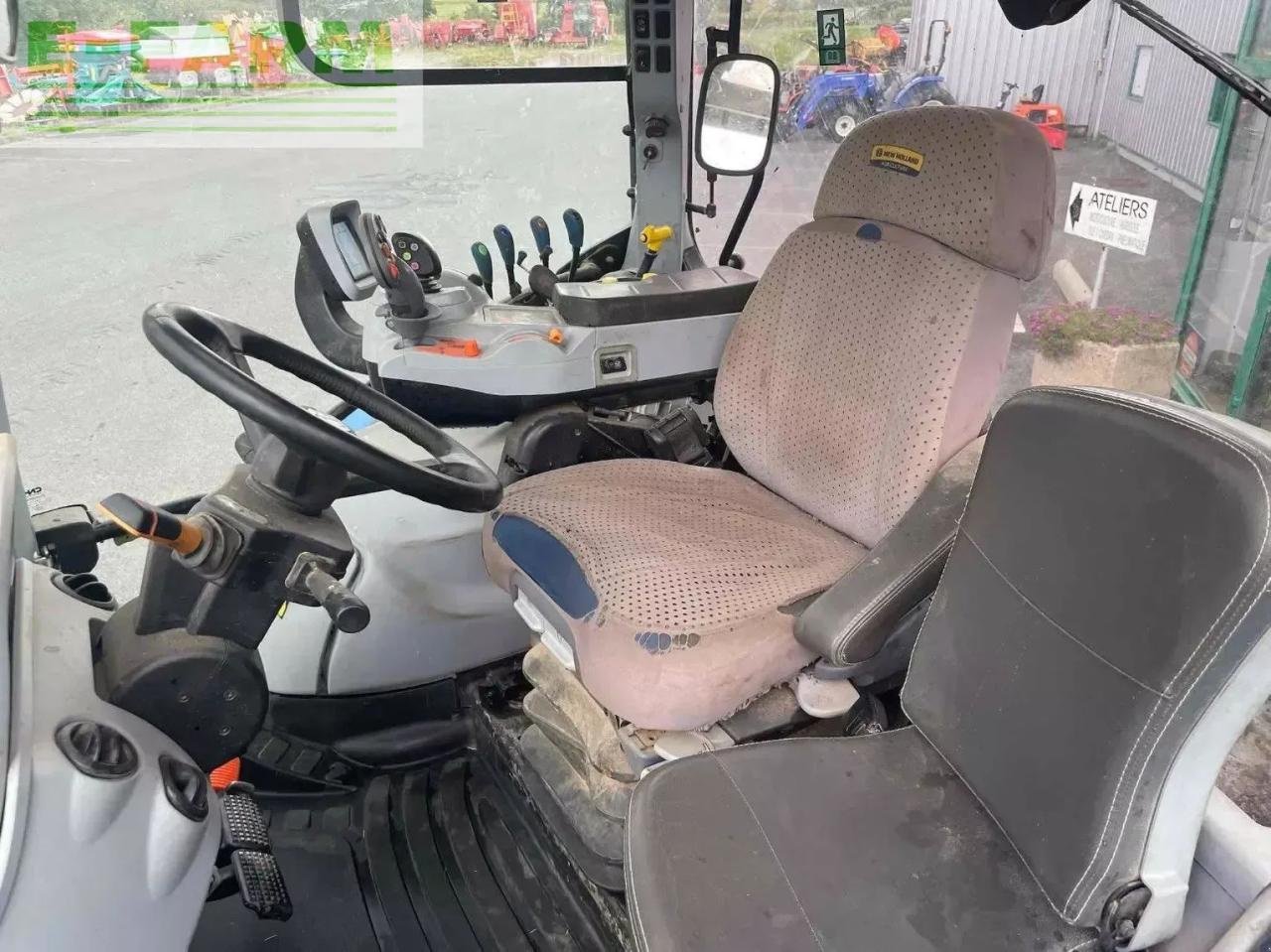 Traktor типа New Holland tracteur agricole t6.165 dynamic command new holla, Gebrauchtmaschine в ST CLAIR SUR ELLE (Фотография 4)