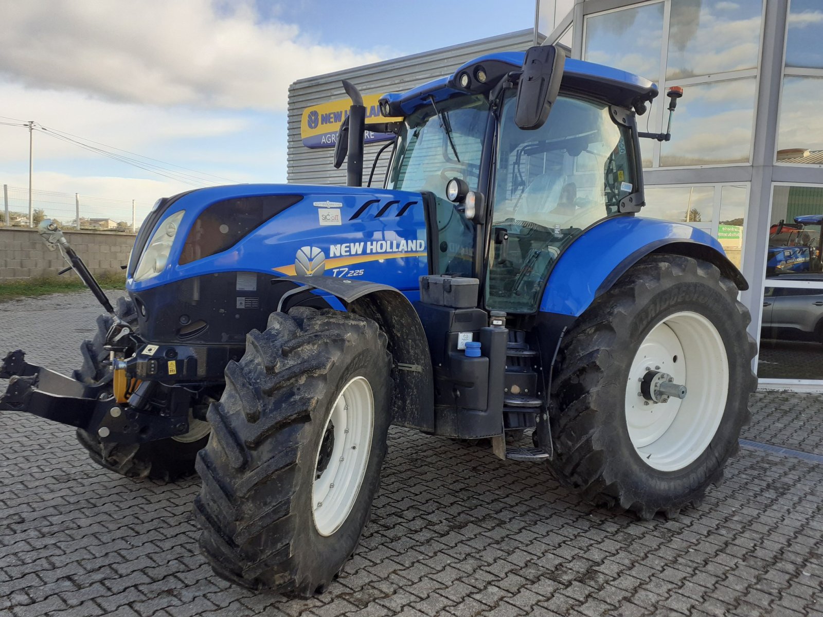 Traktor des Typs New Holland Tracteur agricole T7.225 AUTO COMMAND New Holland, Gebrauchtmaschine in ROYNAC (Bild 1)