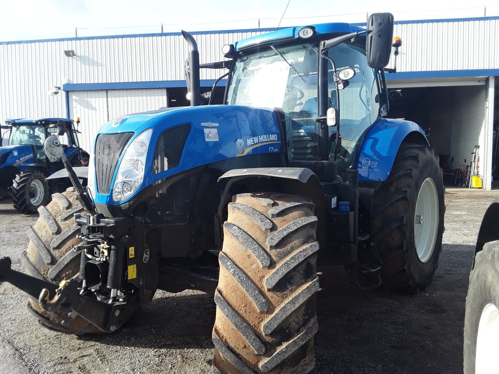Traktor des Typs New Holland Tracteur agricole T7.235 AUTO COMMAND New Holland, Gebrauchtmaschine in ROYNAC (Bild 3)
