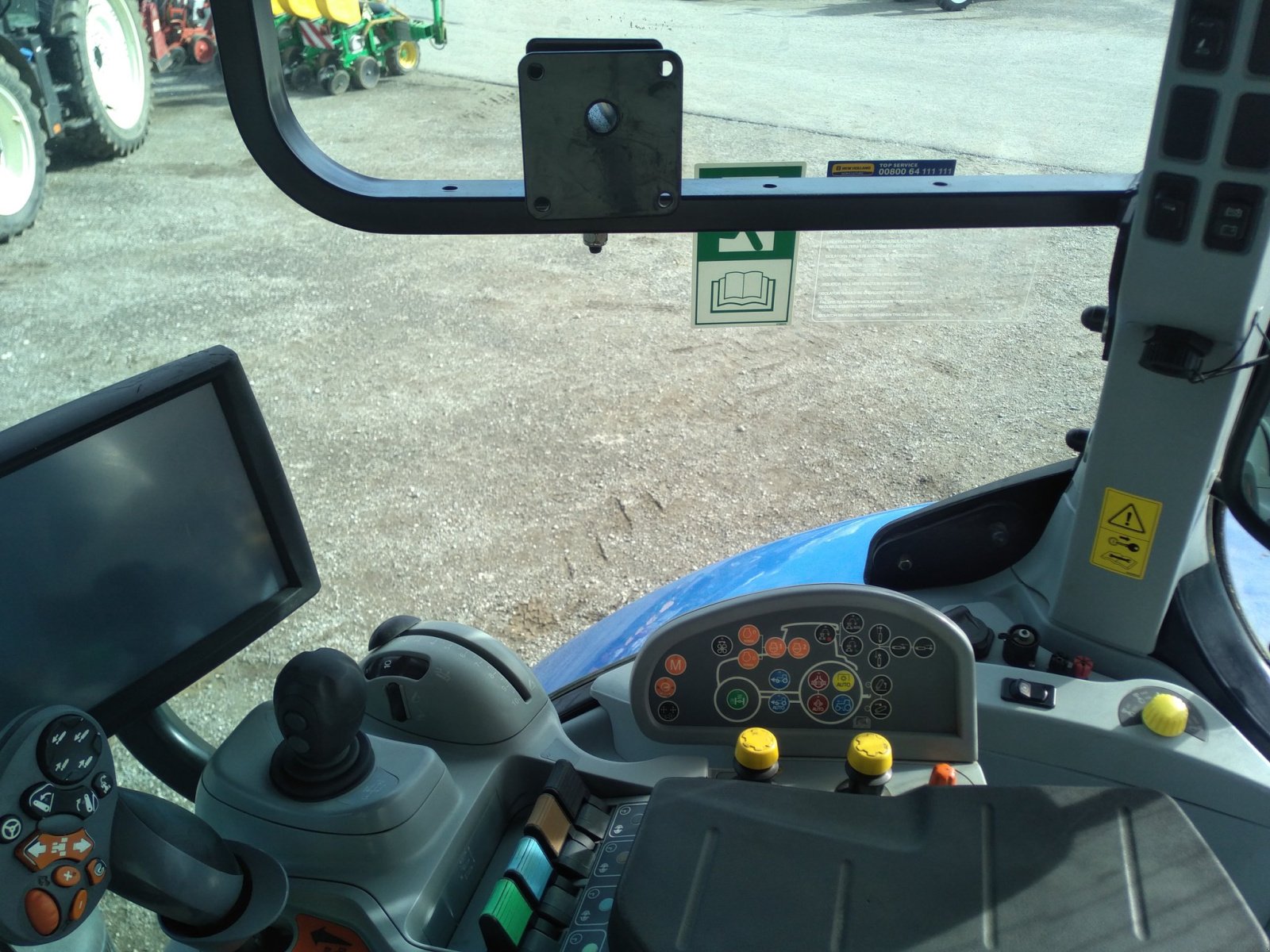 Traktor des Typs New Holland Tracteur agricole T7.235 AUTO COMMAND New Holland, Gebrauchtmaschine in ROYNAC (Bild 6)