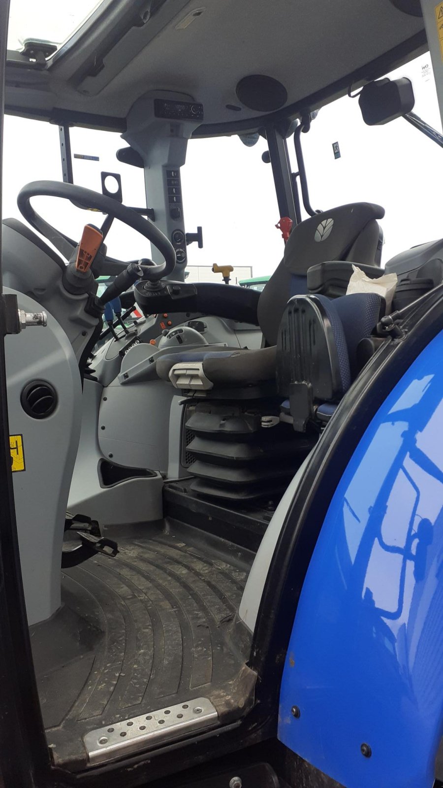 Traktor vrste New Holland TRACTEUR OCC, Gebrauchtmaschine v Les Touches (Slika 5)
