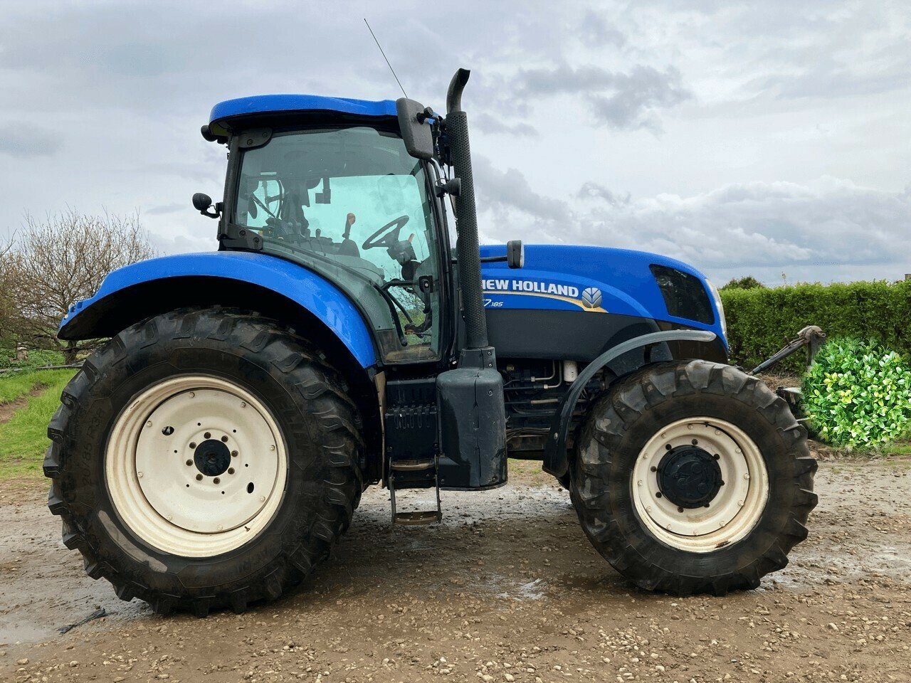 Traktor typu New Holland TRACTEUR T 7.185, Gebrauchtmaschine v PLOUIGNEAU (Obrázek 2)