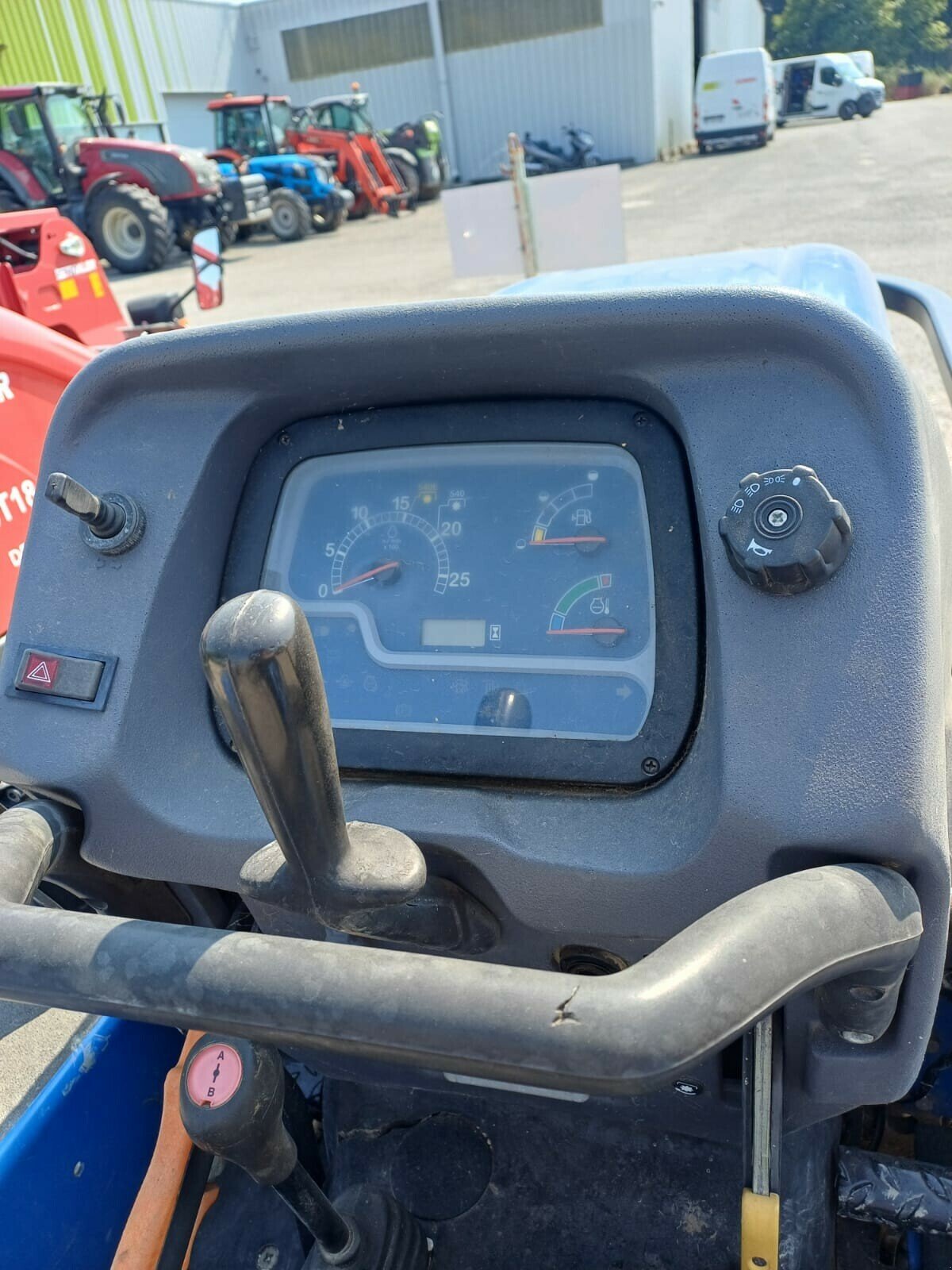 Traktor typu New Holland TRACTEUR TK 4030F, Gebrauchtmaschine v SAINT ANDIOL (Obrázek 5)