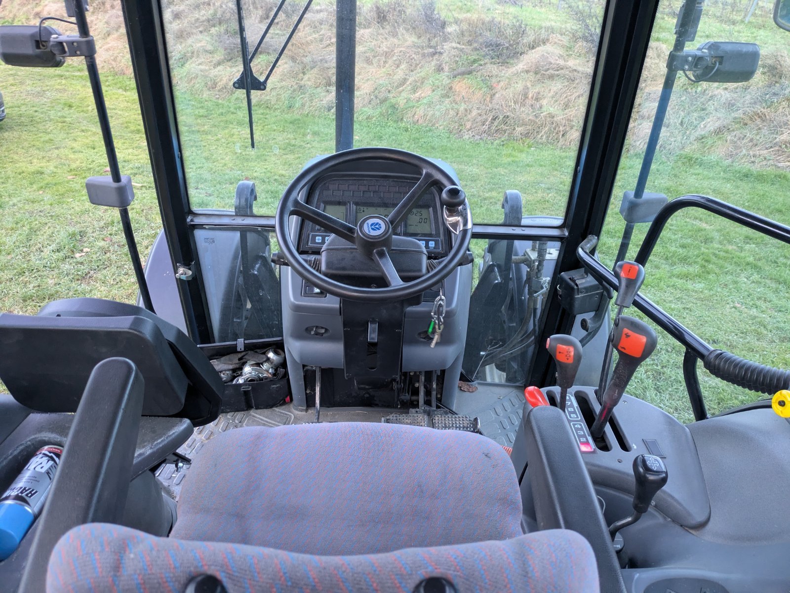 Traktor типа New Holland TS 100, Gebrauchtmaschine в Meißenheim  (Фотография 2)