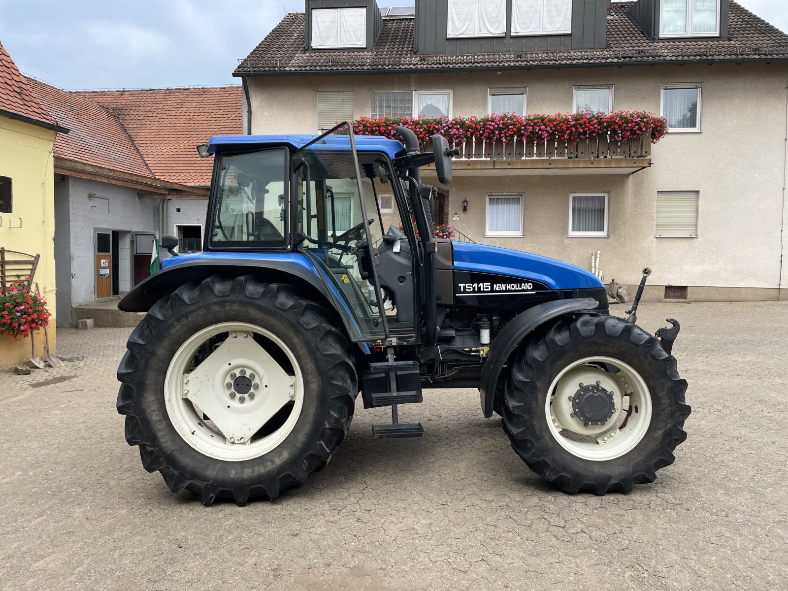 Traktor типа New Holland TS 115, Gebrauchtmaschine в Hagenbüchach (Фотография 4)