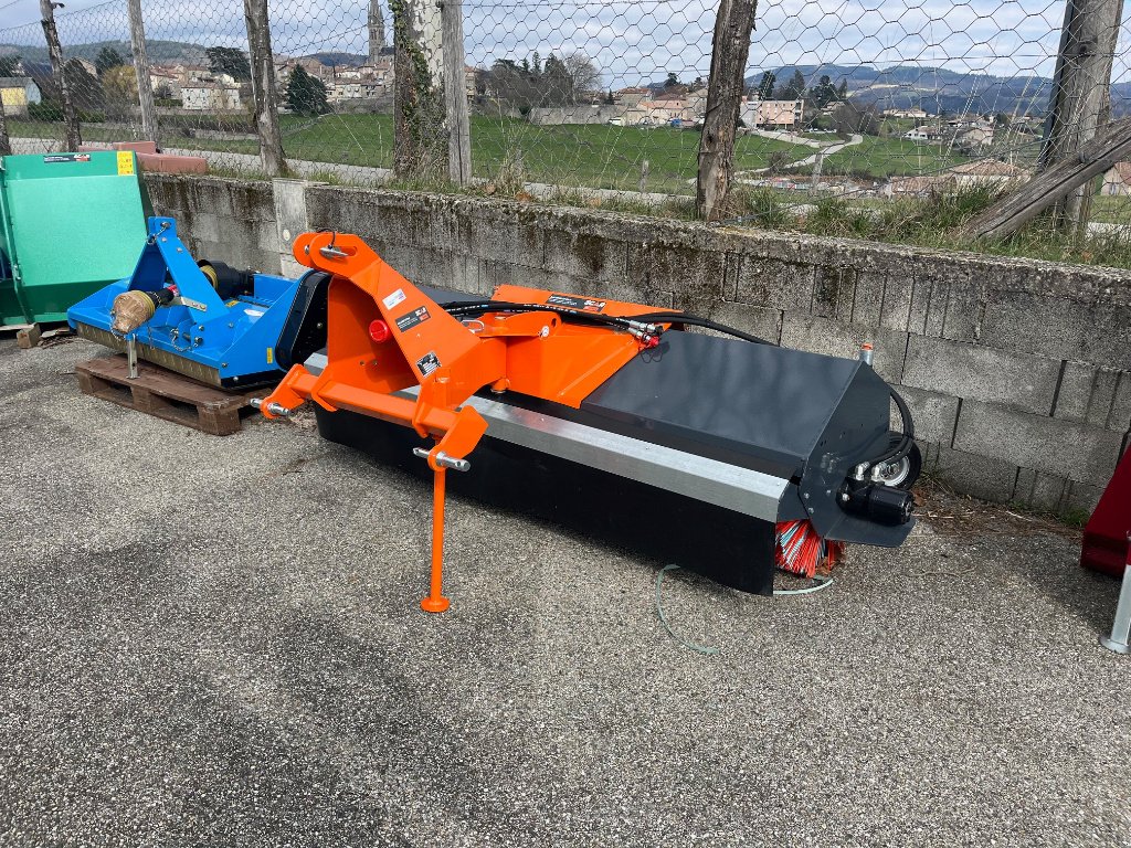 Traktor typu Rabaud 2M, Gebrauchtmaschine v VERNOUX EN VIVARAIS (Obrázek 3)