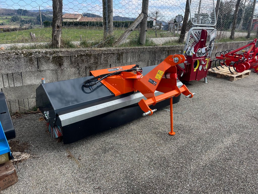 Traktor typu Rabaud 2M, Gebrauchtmaschine v VERNOUX EN VIVARAIS (Obrázek 1)