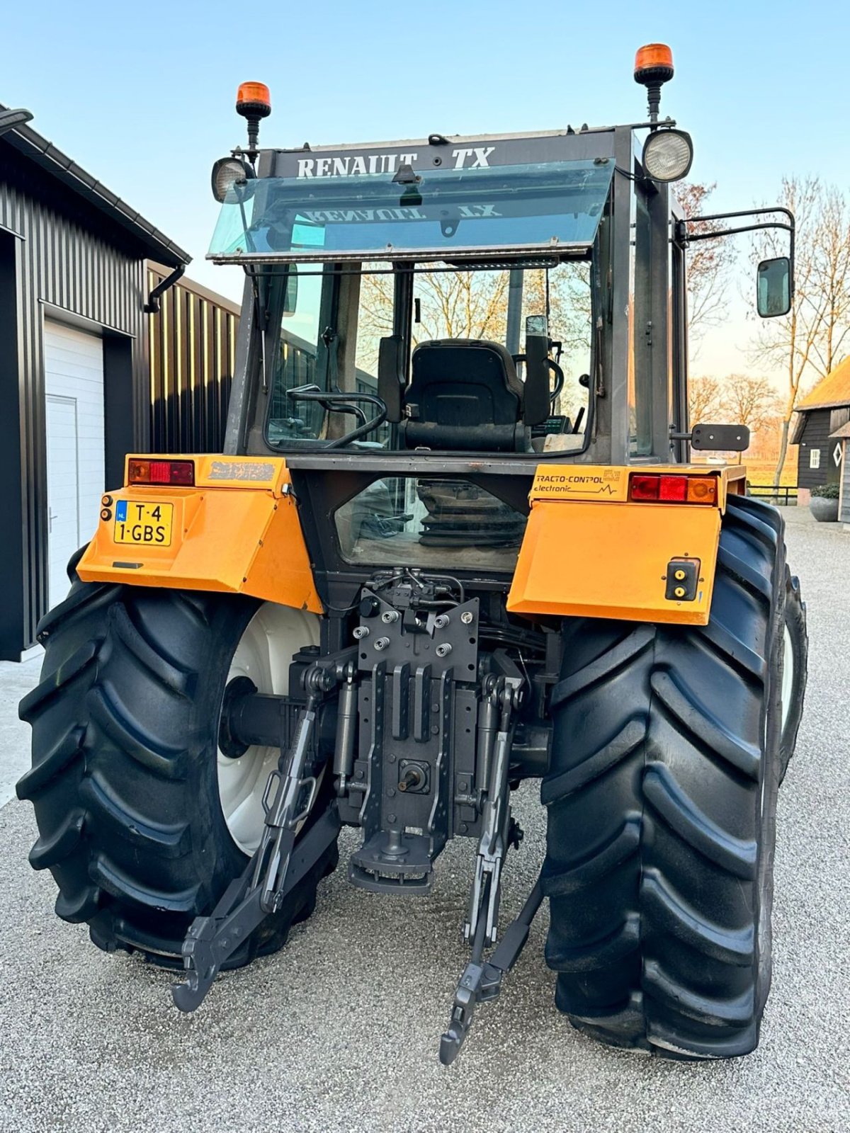Traktor des Typs Renault 145-14, Gebrauchtmaschine in Linde (dr) (Bild 4)