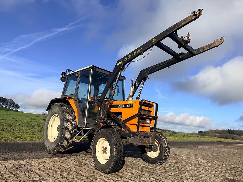 Traktor des Typs Renault 551 Servolenkung und Frontlader, Gebrauchtmaschine in Steinau  (Bild 1)