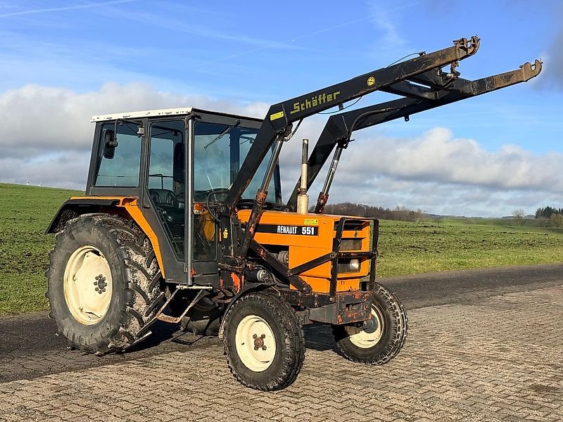 Traktor des Typs Renault 551 Servolenkung und Frontlader, Gebrauchtmaschine in Steinau  (Bild 2)