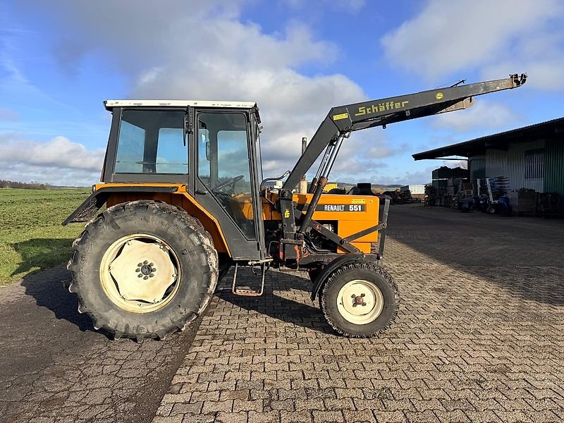 Traktor des Typs Renault 551 Servolenkung und Frontlader, Gebrauchtmaschine in Steinau  (Bild 3)