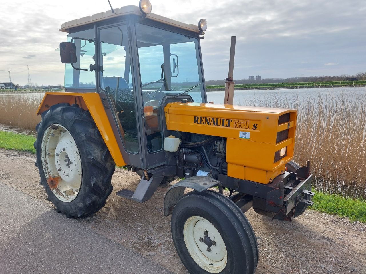 Traktor del tipo Renault 551s, Gebrauchtmaschine In Ouderkerk aan den IJssel (Immagine 1)