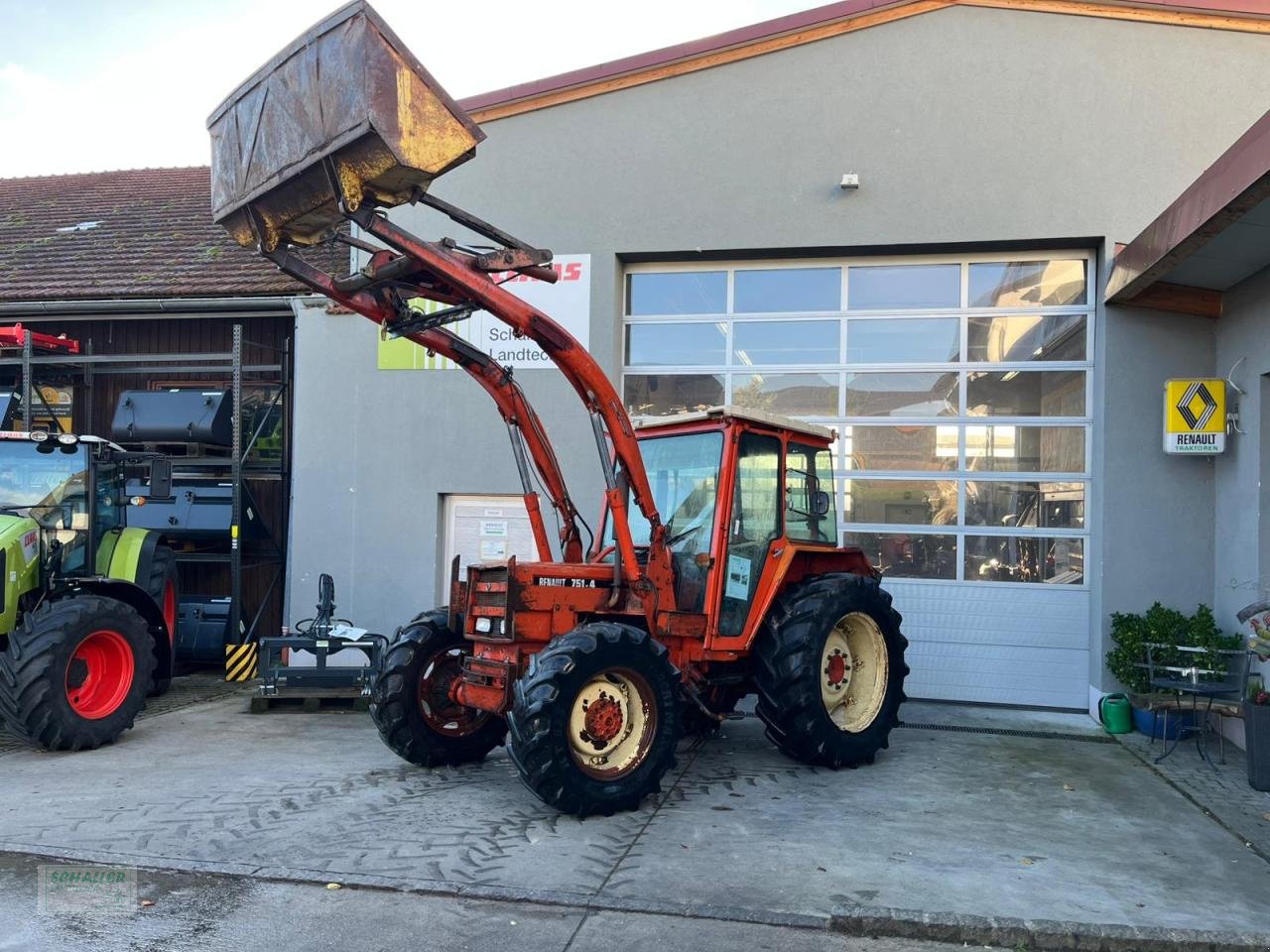 Traktor типа Renault 751-4, Frontlader, Kabine, Allrad, Schneeräumtraktor Winterdienst, Gebrauchtmaschine в Geiselhöring (Фотография 1)