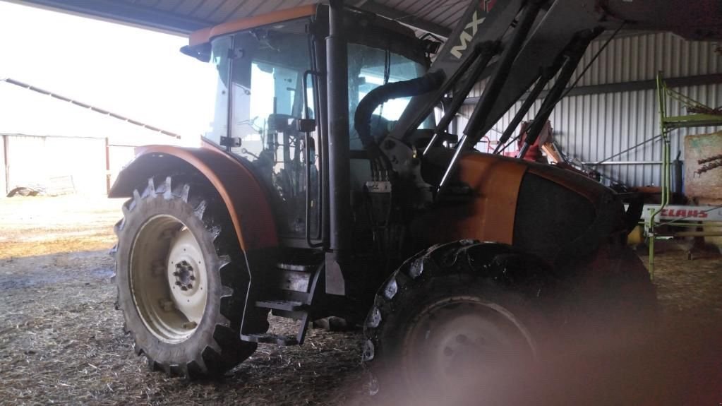 Traktor des Typs Renault ARES 556 RZ, Gebrauchtmaschine in ST ELIX THEUX (Bild 5)