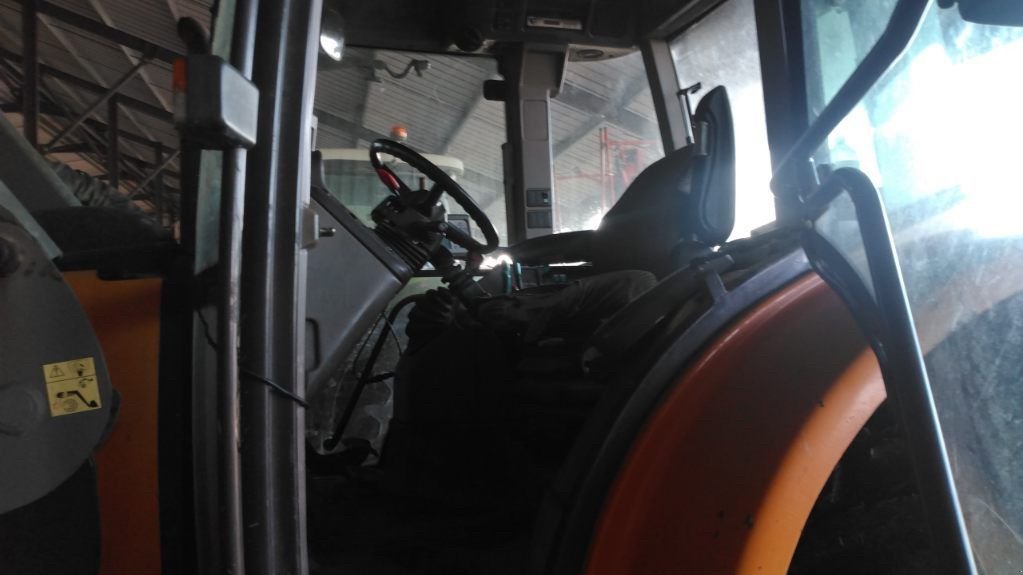 Traktor des Typs Renault ARES 556 RZ, Gebrauchtmaschine in ST ELIX THEUX (Bild 10)