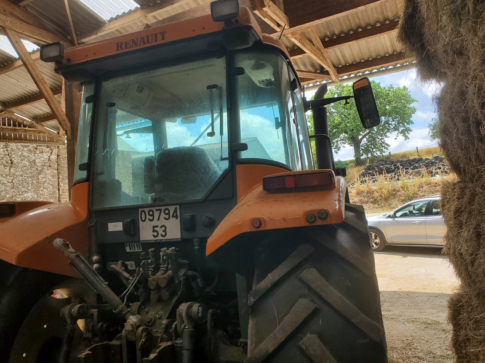 Traktor of the type Renault ARES 610RX, Gebrauchtmaschine in MAYENNE (Picture 2)