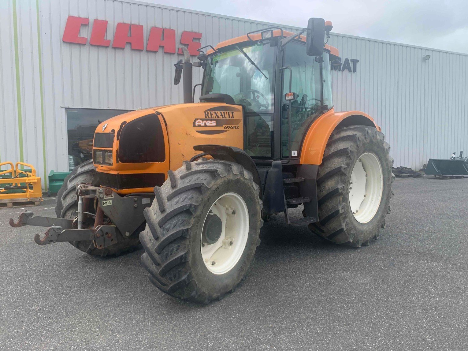 Traktor des Typs Renault ARES 696 RZ, Gebrauchtmaschine in SAINT GAUDENS (Bild 1)