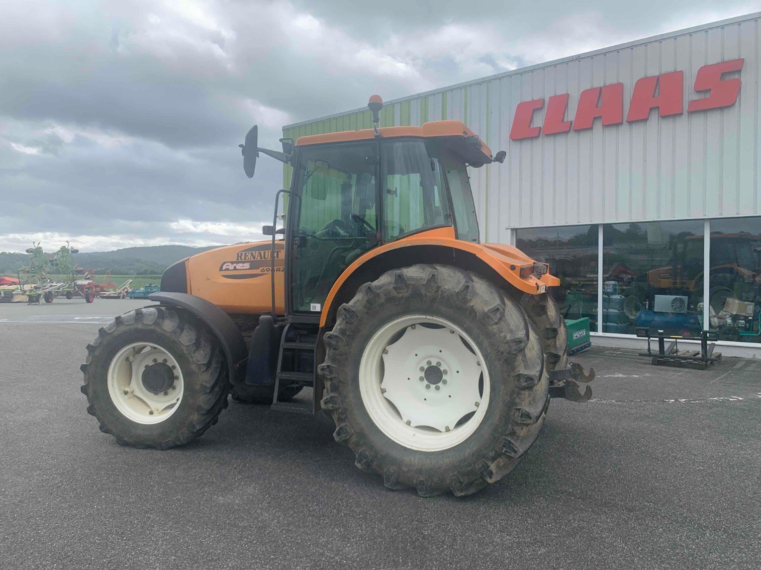 Traktor des Typs Renault ARES 696 RZ, Gebrauchtmaschine in SAINT GAUDENS (Bild 4)