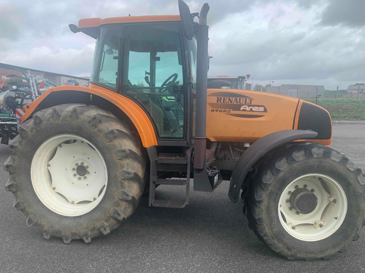 Traktor des Typs Renault ARES 696 RZ, Gebrauchtmaschine in SAINT GAUDENS (Bild 5)