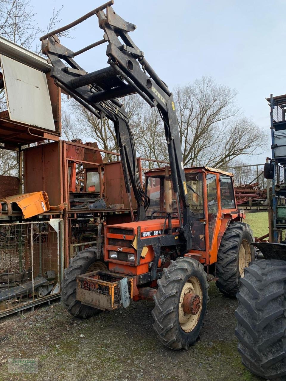 Traktor des Typs Renault Schlacht-Traktoren Renault 651-4, nur Teile, Traktoren sind demontiert, Gebrauchtmaschine in Geiselhöring (Bild 1)
