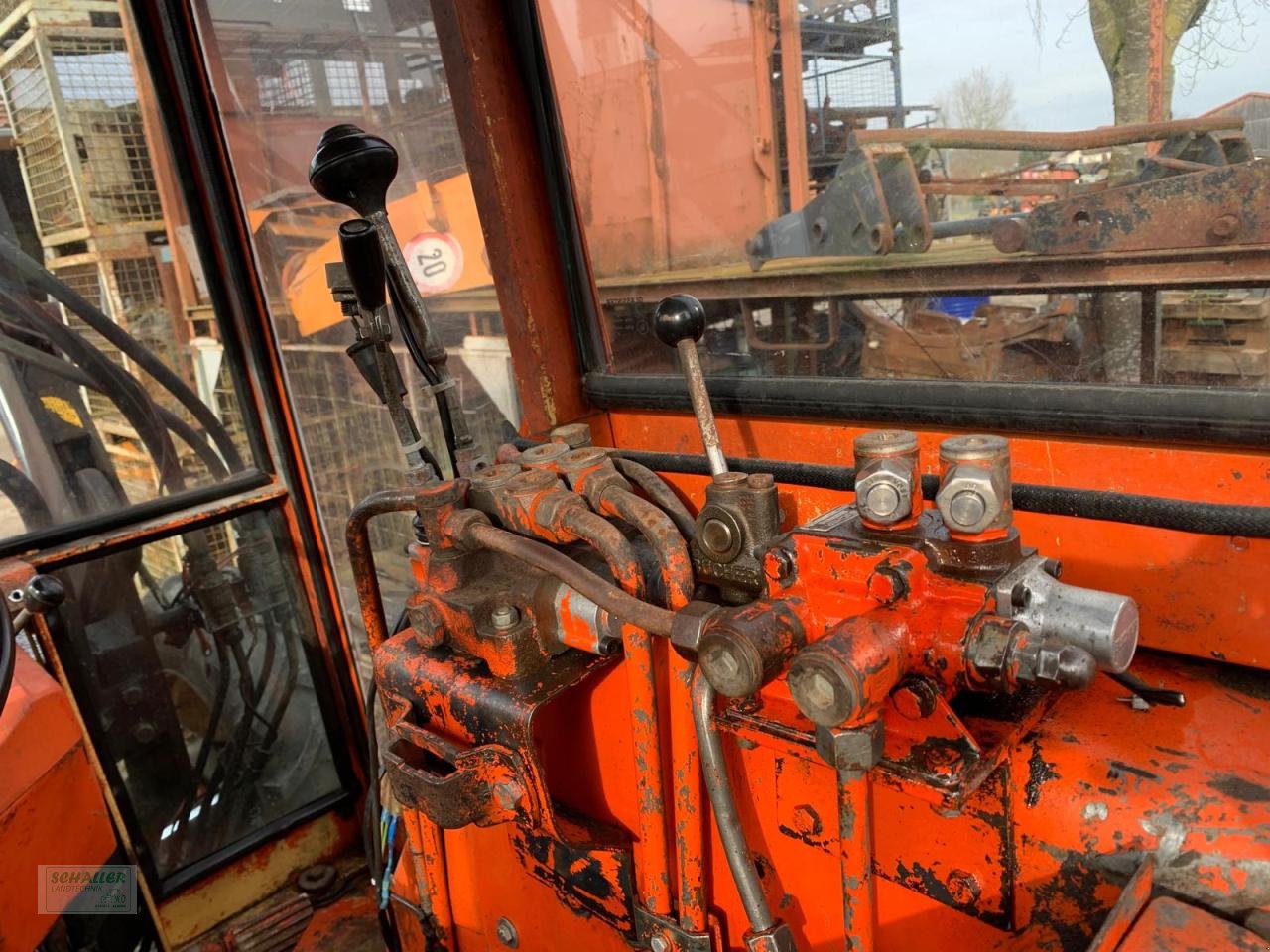 Traktor des Typs Renault Schlacht-Traktoren Renault 651-4, nur Teile, Traktoren sind demontiert, Gebrauchtmaschine in Geiselhöring (Bild 7)