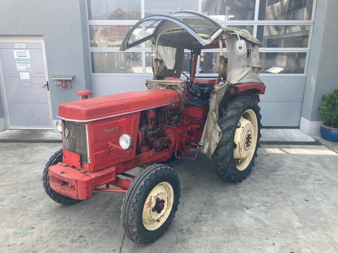 Traktor des Typs Renault Super 4, Gebrauchtmaschine in Geiselhöring (Bild 1)