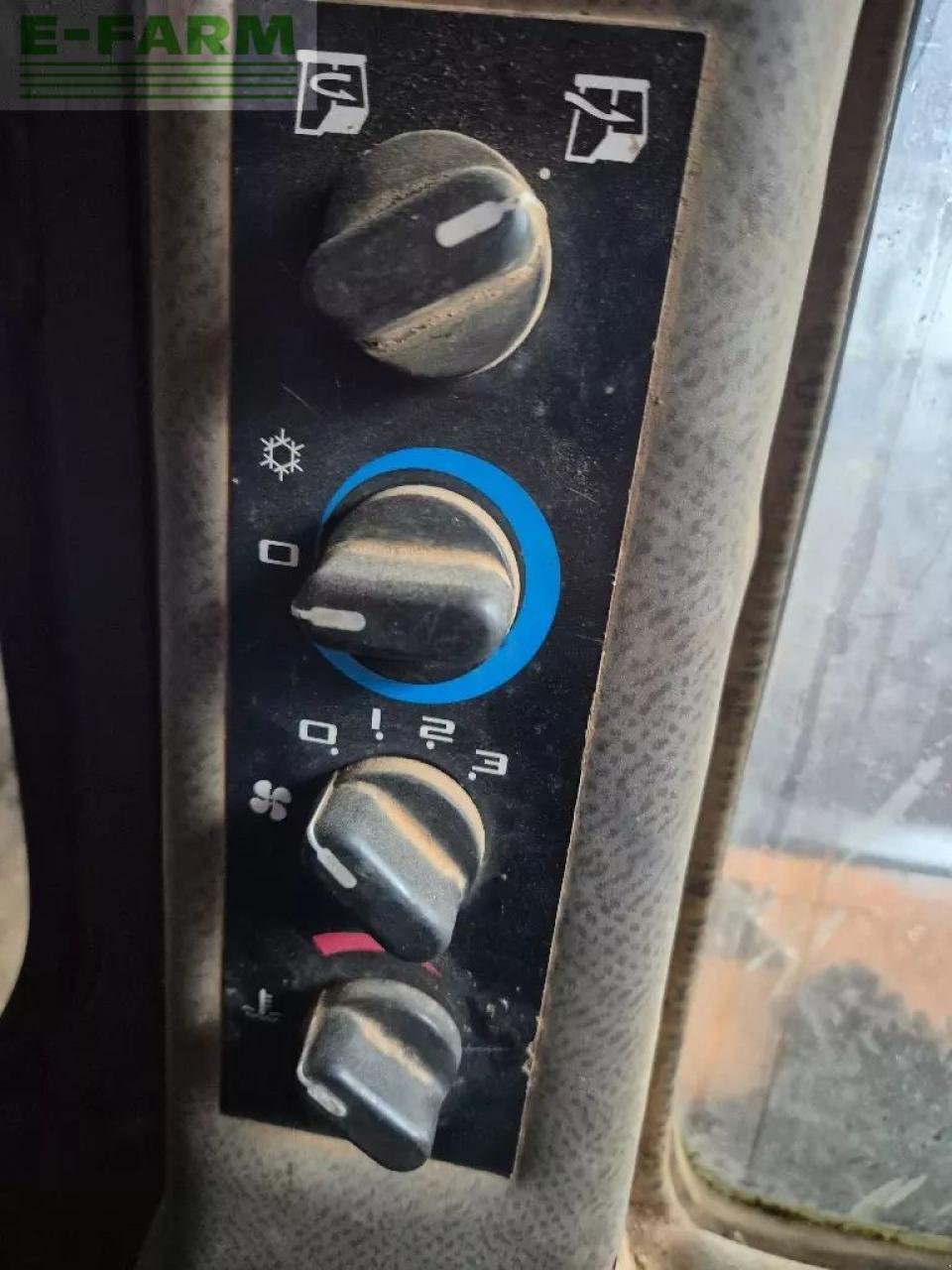 Traktor от тип Renault temis 650 z, Gebrauchtmaschine в CHAUVONCOURT (Снимка 9)