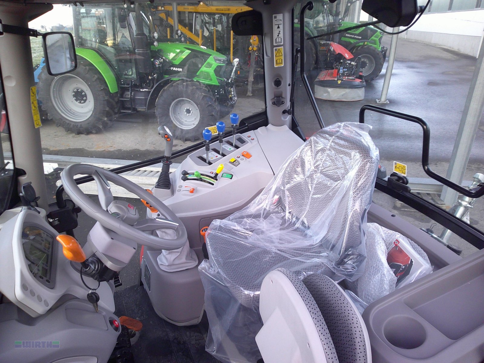 Traktor del tipo Same Deutz-Fahr Explorer 75 Natural GS, Komfortkabine mit Beifahrersitz, 40 km/h, mit Stoll.Industrielader 38-20 P, Einhebelsteuergerät, Anbauteile montiert, Neumaschine In Buchdorf (Immagine 16)