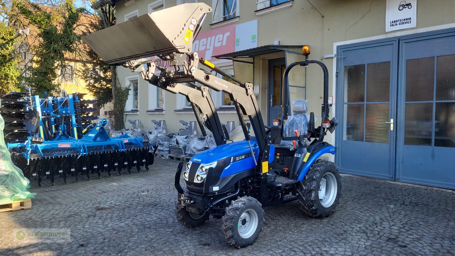 Traktor типа Solis 26 9+9 + Alö Quicke C12s Frontlader + MPC-140 Klappschaufel + Straßenzulassung, Neumaschine в Feuchtwangen (Фотография 2)