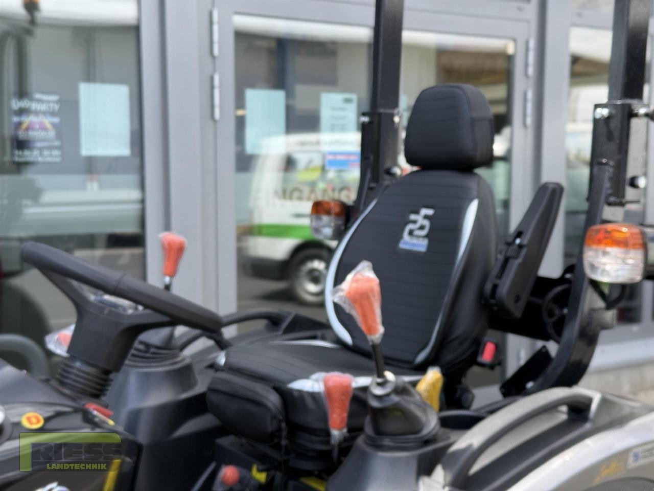 Traktor des Typs Solis 26 9+9 Rops Panther (Black), Neumaschine in Homberg/Ohm - Maulbach (Bild 4)