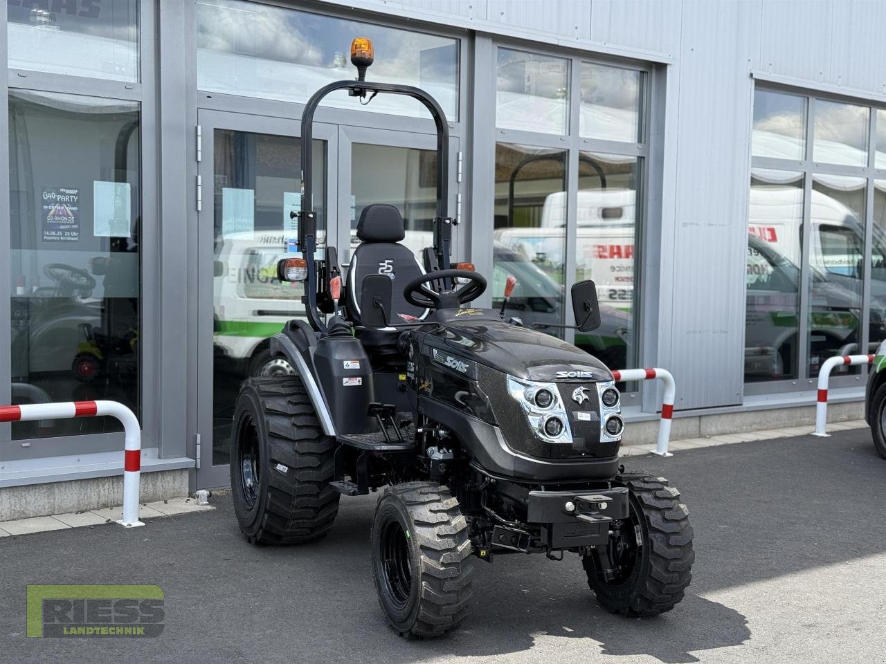 Traktor des Typs Solis 26 9+9 Rops Panther (Black), Neumaschine in Homberg/Ohm - Maulbach (Bild 13)