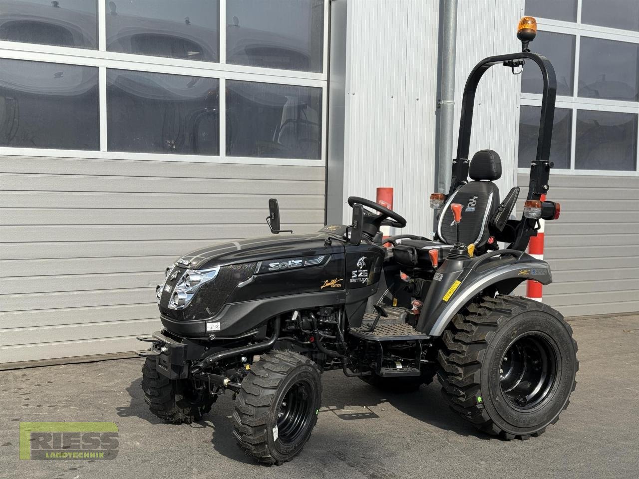 Traktor des Typs Solis 26 9+9 Rops Panther (Black), Neumaschine in Homberg/Ohm - Maulbach (Bild 1)