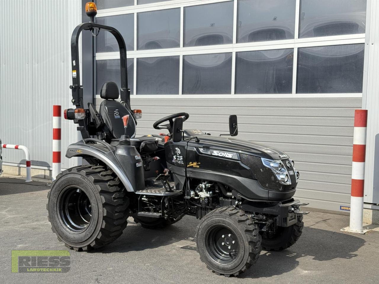 Traktor des Typs Solis 26 9+9 Rops Panther (Black), Neumaschine in Homberg/Ohm - Maulbach (Bild 2)