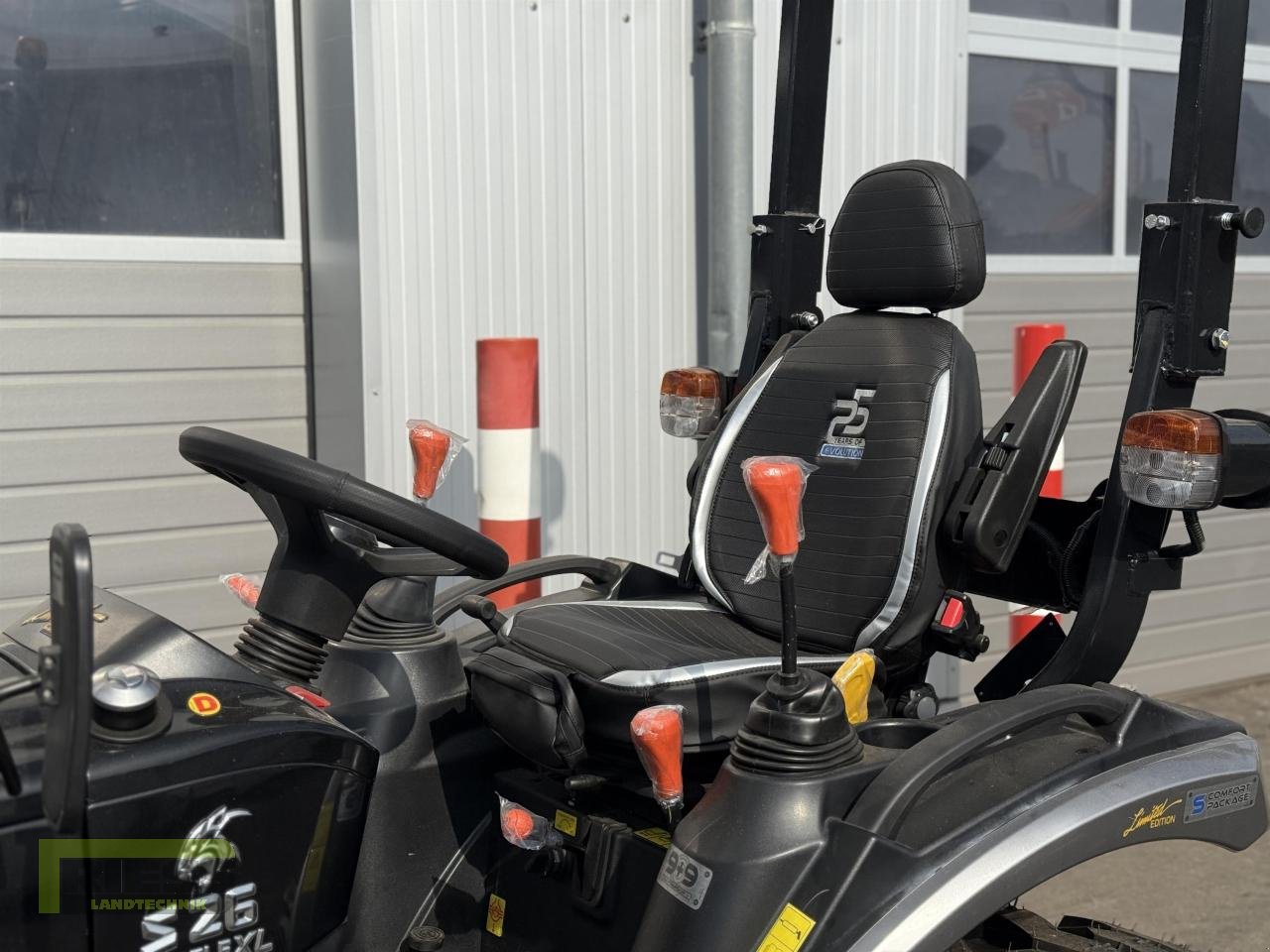 Traktor des Typs Solis 26 9+9 Rops Panther (Black), Neumaschine in Homberg/Ohm - Maulbach (Bild 4)