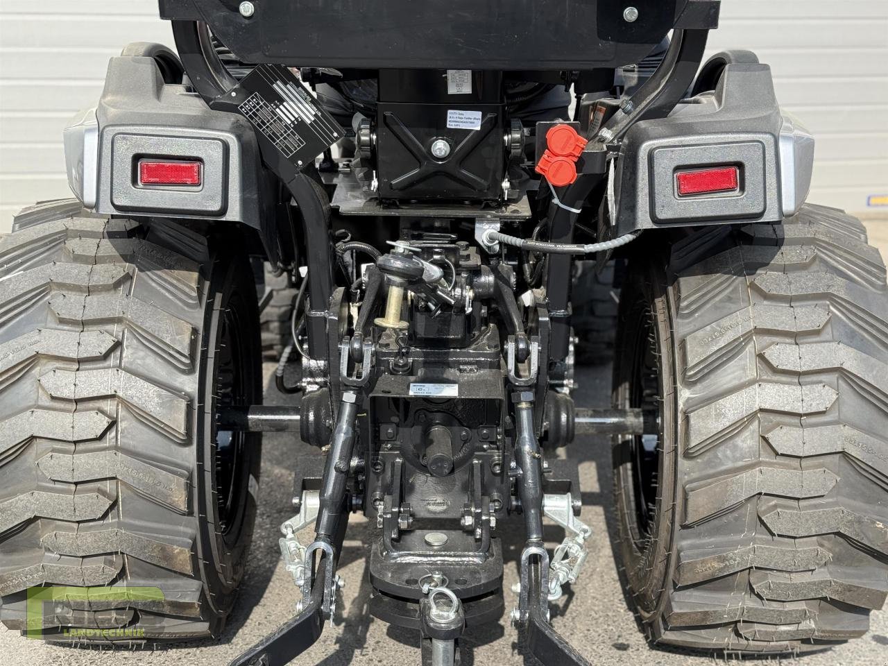 Traktor des Typs Solis 26 9+9 Rops Panther (Black), Neumaschine in Homberg/Ohm - Maulbach (Bild 9)