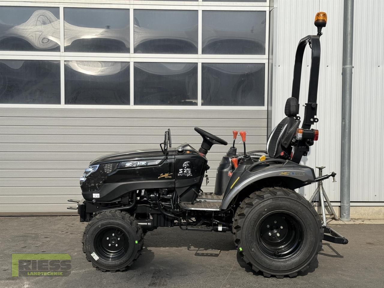 Traktor des Typs Solis 26 9+9 Rops Panther (Black), Neumaschine in Homberg/Ohm - Maulbach (Bild 11)