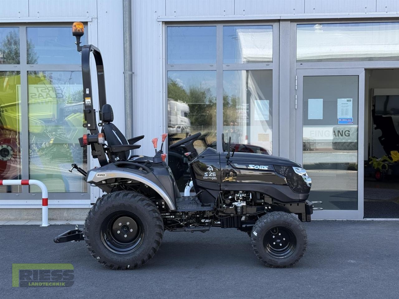 Traktor of the type Solis 26 9+9 Rops Panther Galaxy Pro, Neumaschine in Homberg/Ohm - Maulbach (Picture 1)
