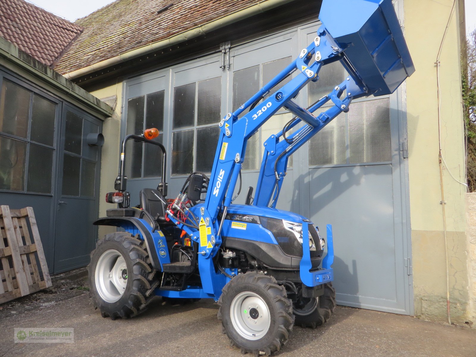 Traktor a típus Solis 26 + Alö Quicke C12s Frontlader + Schaufel + Straßenzulassung 3. Jahre Garantie, Neumaschine ekkor: Feuchtwangen (Kép 1)