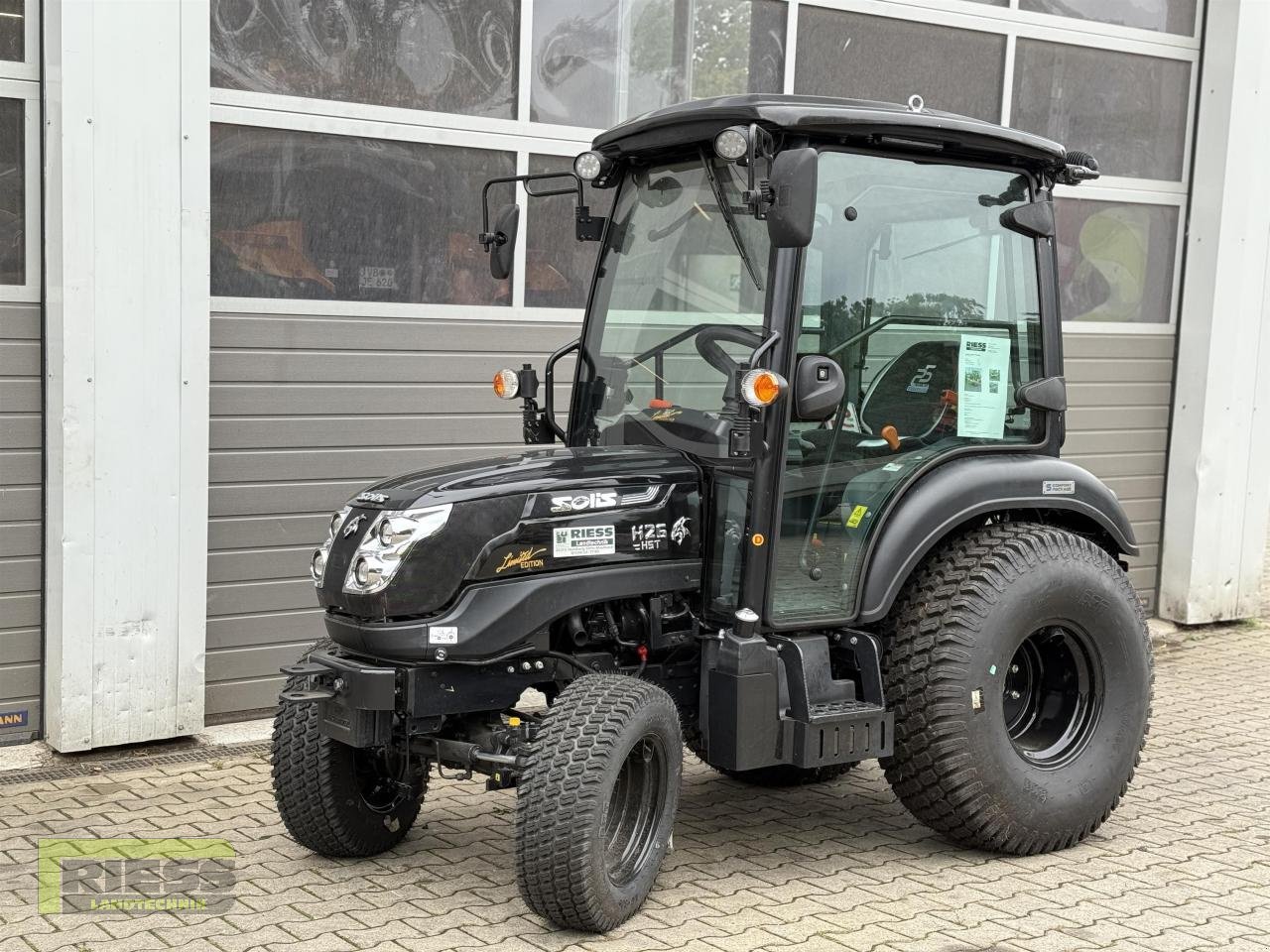 Traktor des Typs Solis 26 HST Kabine Panther (Black), Neumaschine in Homberg/Ohm - Maulbach (Bild 1)